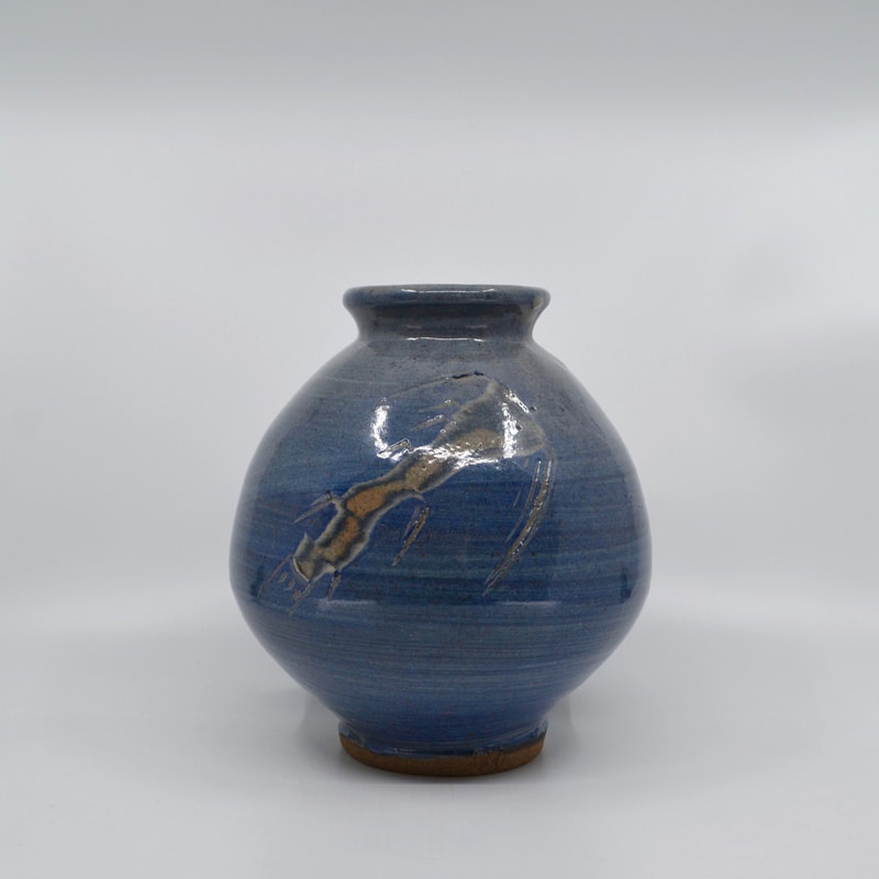 Very nice vase with blue hakeme brushwork and lobster decor.