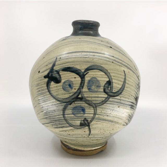 I am always interested in purchasing Wayne Ngan pottery hakeme bottles like the one shown here.
